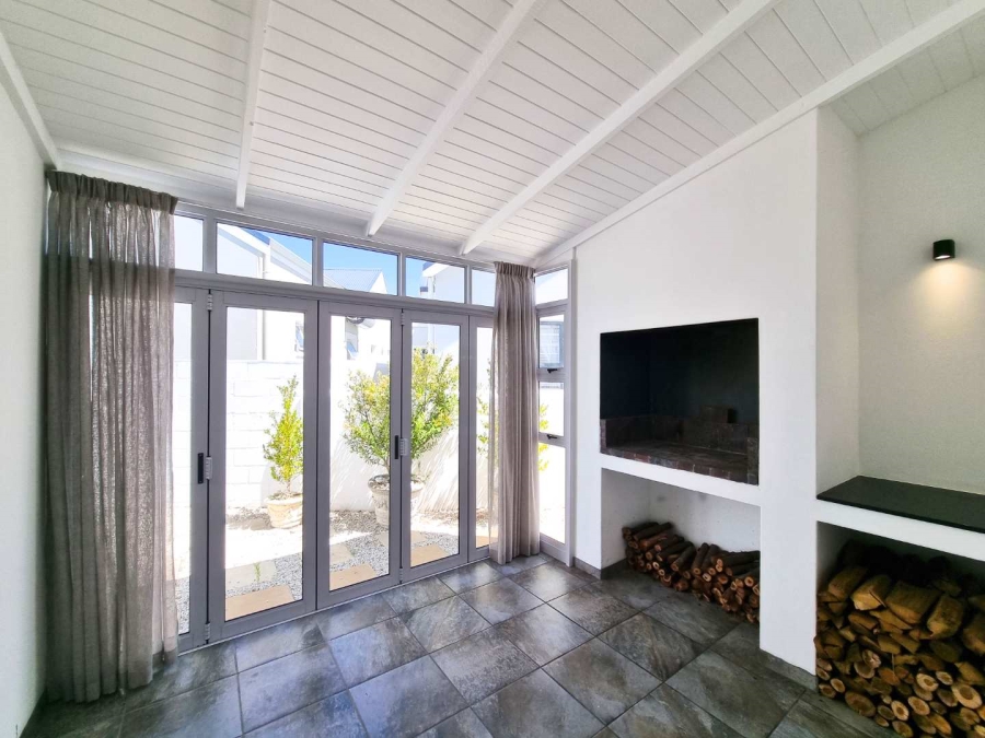 2 Bedroom Property for Sale in Sandbaai Western Cape